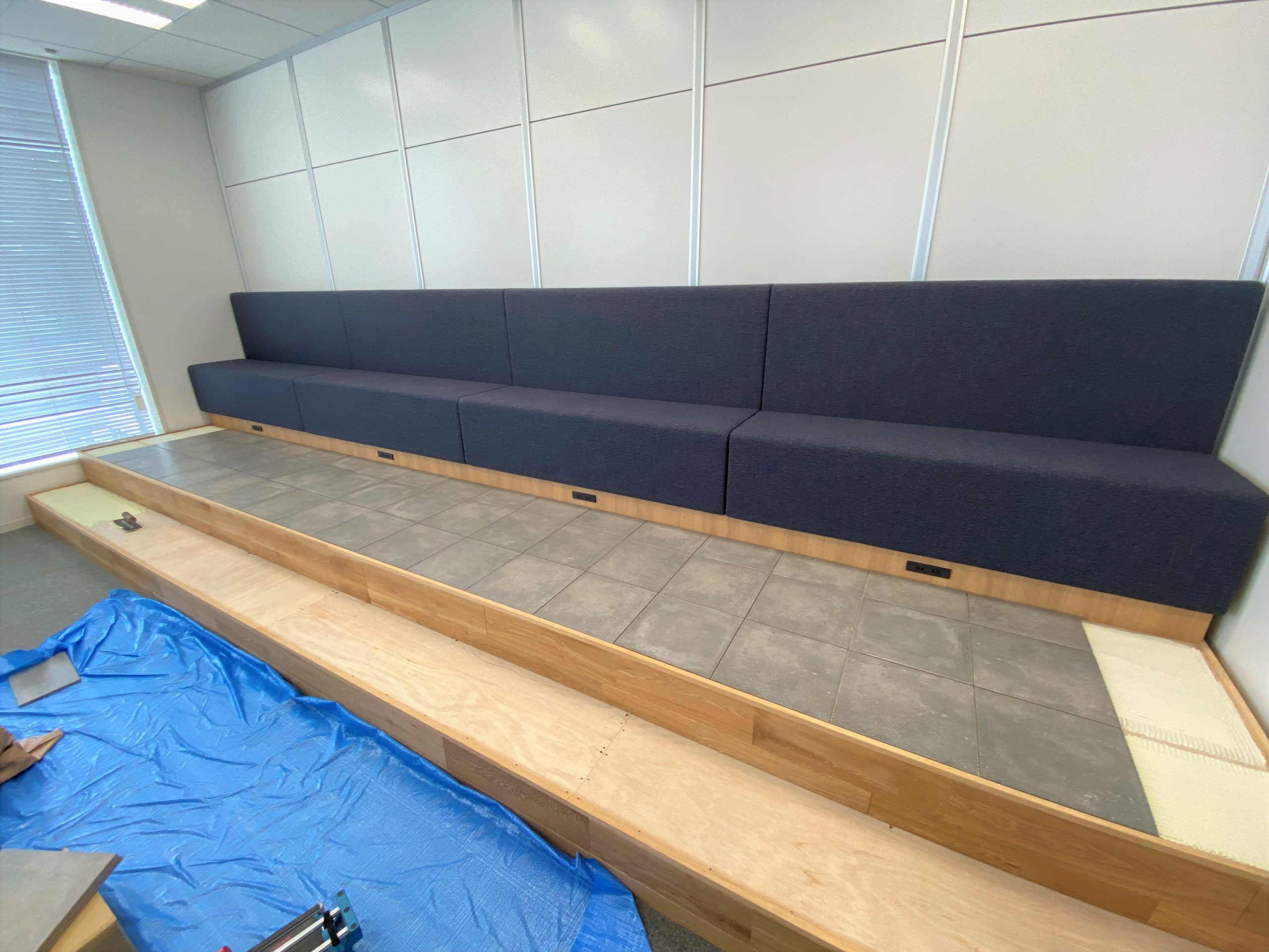 雛壇+ソファ+タイル｜アベックファシリティーズ株式会社 AVEC